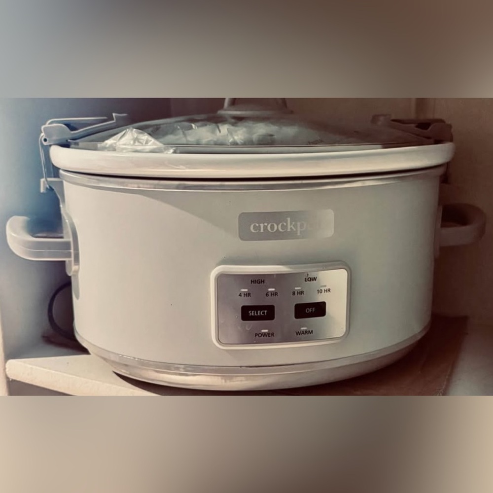 Crock-Pot 7qt Cook & Carry Slow Cooker in Cream: Locking Lid